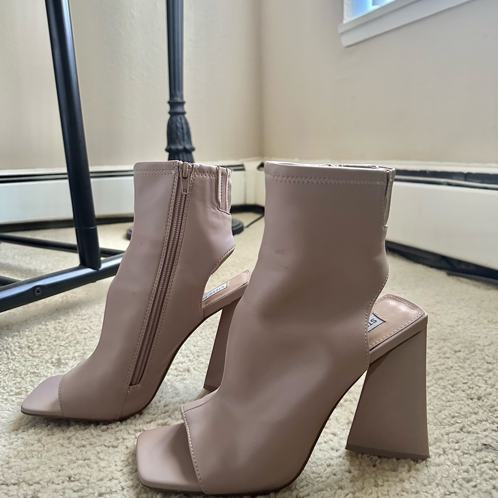 STEVE MADDEN ORIGINAL OPEN TOE BOOTIES SUPER NEW